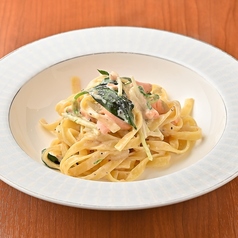 サーモンほうれん草のクリームパスタ