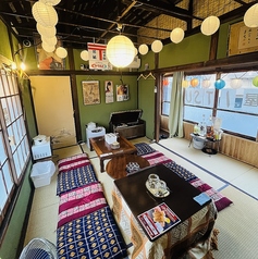 2階の貸切(ばけばけ)部屋は完全個室のプライベート空間です。お子様連れのファミリーでも気兼ねなく利用出来ます。飲み放題付き分3時間でおひとり様3000円(小人1500円)となっております。飲食物持込み自由ですがお店の料理も注文頂けます。お料理は1階から古井戸を使って2階まで配膳するので子供にとても人気です。