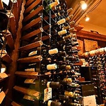 入ってすぐ、自由に選べるワインセラー。200種類以上、世界のワインをご用意！