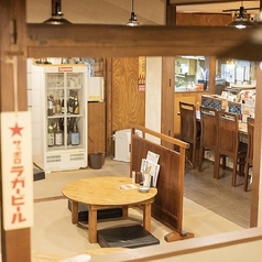 古民家をリノベーションした店内は窓も大きく明るい外光が差し込み、あたたかい雰囲気でお食事がお愉しみいただけます。どこか懐かしい雰囲気に包まれながら店主が厳選して仕入れた旬の食材を活かした料理をご堪能下さい。