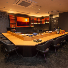 落ち着いた雰囲気の当店では8名から10名まででお店を貸し切ってご利用いただくことができます!こだわりのおばんざいと全国各地から厳選したお酒だけでなく、中華や洋風なお料理もご提供しています!ぜひ、宴会やパーティーといった団体様でご利用ください。