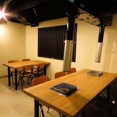 当店には、8名様掛けのテーブル席がございますので、ご家族等でのお食事や飲み会など、様々なシーンでご利用いただけます。広々とした空間で、ゆったりとお食事を楽しみながら、楽しいひとときをお過ごしください。大人数での集まりにも最適な席をご用意しておりますので、ぜひ当店で、特別なひとときをお楽しみください。