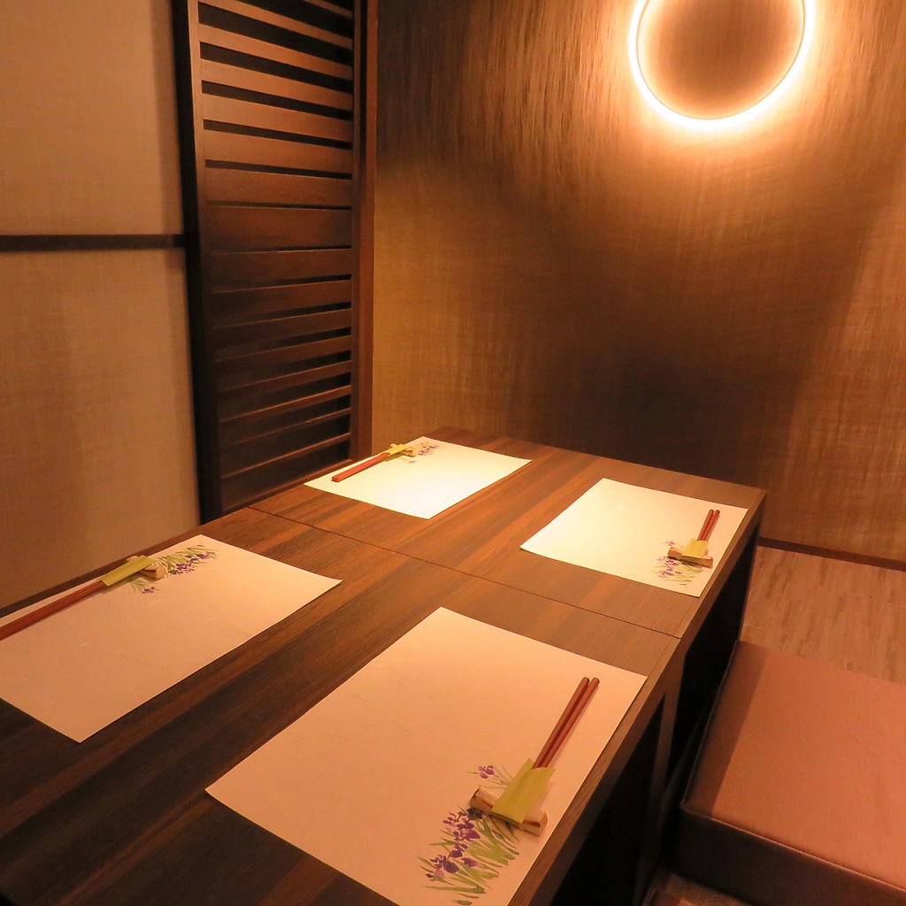 2名様～の個室はカーテンで仕切り、4名/6名/8名/10名/12名/14名/16名と様々なシーンに対応。接待に◎