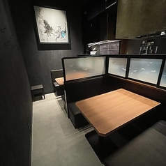 テーブル席は半個室で4名様用のお席を2卓ご用意しております。ゆったりとしたボックス席で寛ぎながら、会話と極上の焼き鳥を心ゆくまでお楽しみください♪2名様でテーブル席をご利用になる場合は、別途席チャージ料として5000円(税込)を頂戴しております。※テーブル同士を繋げることはできません。