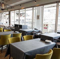 大きな窓ガラスで開放感のある店内！気兼ねなくお食事していただけます。