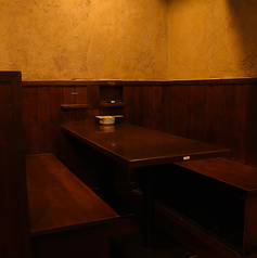 女子会やご友人とのお食事、会社帰りの飲み会におすすめの5名様テーブル席。本格韓国料理やチャミスルを囲みながら、ゆったりと楽しい時間をお過ごしいただけます。