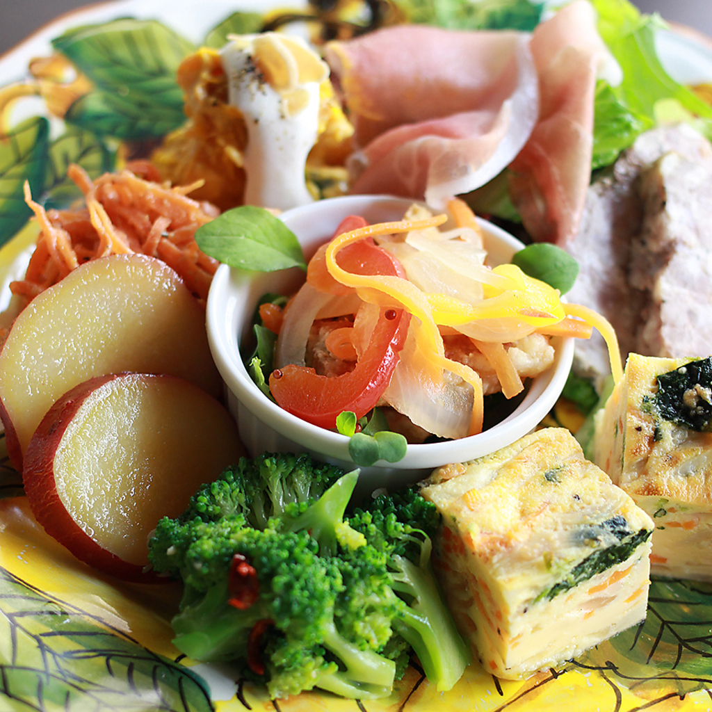 旬の野菜や魚介を使ったアラカルトも豊富！彩り豊かで見た目にも楽しい♪女性に人気のお店です☆