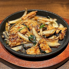 <ピリ辛 味噌ホルモン炒め> 鉄鍋で熱々じゅうじゅうを、ご提供します。