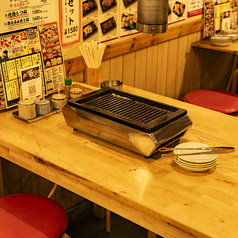 4名様テーブルが7卓ございます。十三周辺での仲間との飲み会、打ち上げ、会社宴会、忘年会、新年会、歓送迎会など、お気軽にご相談下さいませ！