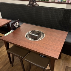 グループでのご利用に最適な、開放感あふれるテーブル席を多数完備。大人数の宴会はもちろん、会社の同僚との飲み会にも最適です。ゆったりとした座席で、心置きなくお食事と会話をお楽しみください。