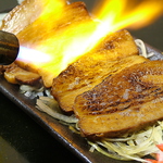 華々に行ったらこれは絶対に食べたい一品【炎の炙りチャーシュー】をご堪能下さい