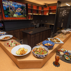 糸島の食材をふんだんに使ったおばんざいがカウンター席に並んでおり、食欲を駆り立てます！ぜひ、厳選した日本酒や焼酎とともにお召し上がりください！