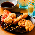 【サクふわ衣の串揚げ】串揚げで注目いただきたいのがサクサクの衣！キメの細かいパン粉を使用することで驚くほど軽い食感に。また、隠し味に豆乳ときな粉をブレンドすることで、深みのある風味を生み出しています！オリジナル配合の“特製ソース”と味変にぴったりの“柑橘酢”でサクサクの串揚げをお楽しみください♪