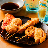 【サクふわ衣の串揚げ】串揚げで注目いただきたいのがサクサクの衣！キメの細かいパン粉を使用することで驚くほど軽い食感に。また、隠し味に豆乳ときな粉をブレンドすることで、深みのある風味を生み出しています！オリジナル配合の“特製ソース”と味変にぴったりの“柑橘酢”でサクサクの串揚げをお楽しみください♪