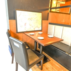 【テーブル席】4名様テーブルを多数用意! ご友人との飲み会や会社宴会に!テーブル席を繋げて5名様以上ご利用が可能です!少人数でも飲み会や、仕事終わりの宴会に最適!こだわりの店内空間で楽しい時間をお過ごしください。