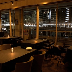 夜は駅舎の夜景も望めます。ノスタルジックな景色は異空間を演出。