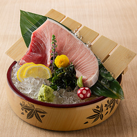 圧巻のグラデーション！魚銀名物「本マグロの断面刺し」