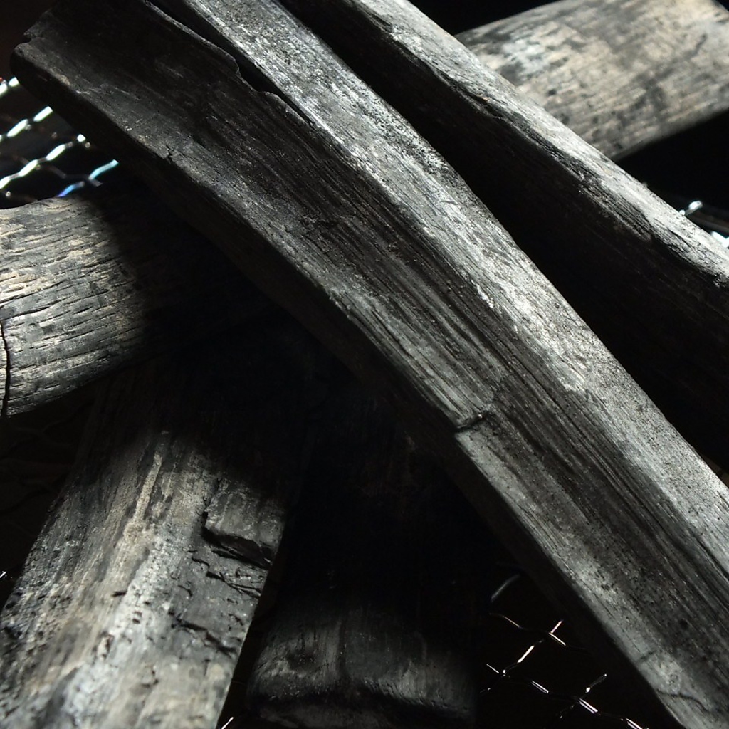 遠赤外線含有量が豊富で上質な備長炭で焼き上げるお肉は、旨みたっぷりジューシー。炭にもこだわり！