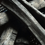 遠赤外線含有量が豊富で上質な備長炭で焼き上げるお肉は、旨みたっぷりジューシー。炭にもこだわり！