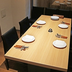 最大6名様までのゆったりとしたテーブルタイプの個室です。接待、少人数でのご宴会、会社での飲み会にも最適です。