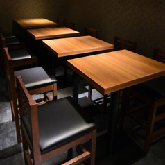 ≪テーブル席≫2名様で座れるテーブル席が4つあり、最大10名様まで着席可能な「テーブル席」靴を脱がずに使えるテーブル半個室席。テーブルをくっつけて10名様まで席を自由にご利用いただけます。ちょっとした飲み会など、少人数でご利用いただけるテーブル席。