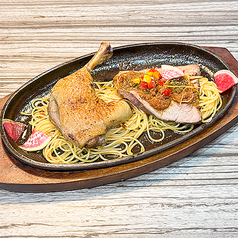 鴨肉のコンフィとローストポークステーキのコンビ