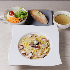 ピリ辛仕立てのタコのペペロンチーノ（サラダ＆スープ＆バケット付）