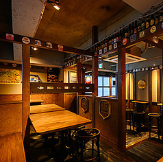 区切られたテーブル席は、プライベート感満載。友人との会話を楽しむのに最適なスペースです。ゆったりとした時間をお過ごしください。