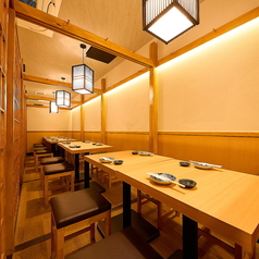 【2~4名様BOX席】落ち着いた雰囲気で女子会や飲み会・デートなどにご利用いただけるプライベートな空間◎他人を気にせず自分たちだけのペースでゆっくり時間を過ごせます◎人数・ご予算等お気軽にお問い合わせください