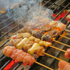 備長炭で焼き上げる焼き鳥も絶品！