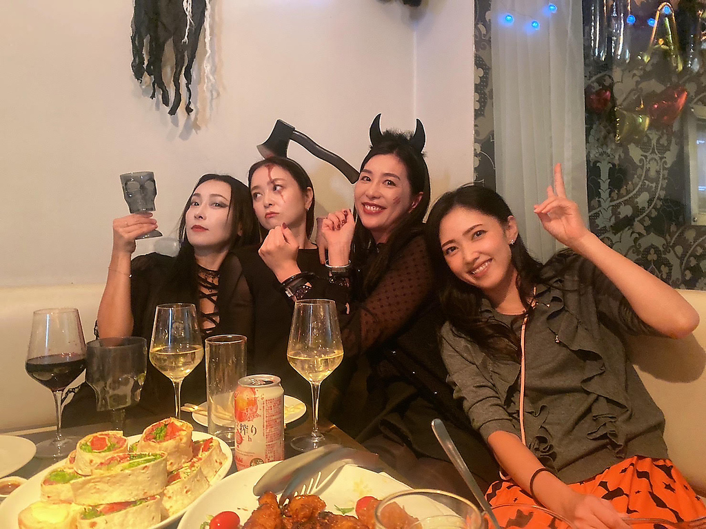 女子会 にお勧めのコースは 飲み放題付き 3000円!!映像が流れるVIP 個室 で盛りあがっちゃお♪