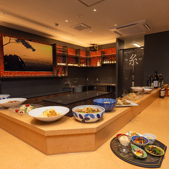 カウンター席は10席、ご用意しておりお一人様でも利用いただくだけでなく、8名様以上で貸切で使えるなど、団体でのご利用も大歓迎となっています！