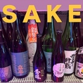 多彩な日本酒を取り揃えています。フルーティーな香りの吟醸酒や、しっかりとした味わいの純米酒など、種類豊富に楽しめます。お気に入りの一杯を見つけてみてください！