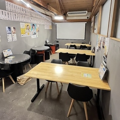 お一人様や少人数でのお食事にご利用いただける2名掛けのテーブル席をご用意しております。一部テーブルの配置変更も可能です。ご相談ください。