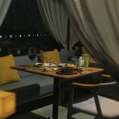 2名用のテーブル席が8卓