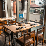 デートにも女子会にもぴったりな落ち着いた店内