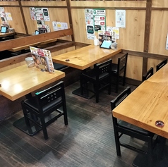 4人掛け・6人掛けテーブルをご用意。木の温もり感じる落ち着いた空間で、ゆったりお食事をお楽しみいただけます！