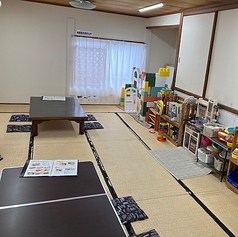 ４名様座卓が最大４台並びますお子さま椅子、ボックススツール１０台あります
