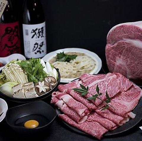 A５ランクの「宮崎牛」を使用した、極上しゃぶしゃぶ・すき焼きをご賞味ください。