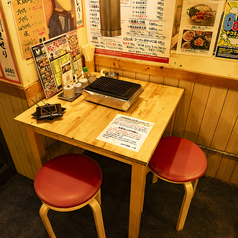 2名テーブル×3卓。1名様～2名様でもご予約お待ちしております！十三周辺での仲間との飲み会、打ち上げ、会社宴会、忘年会、新年会、歓送迎会など、お気軽にご相談下さいませ！