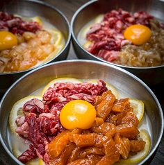 レモン冷麺ユッケサーモン乗せ