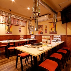 【宴会席～24名様】最大24名様までご利用いただける宴会席をご用意しています。ホルモンや焼肉を囲みながら、仲間と楽しいひとときをお過ごしください。