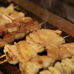 炭火で一本一本じっくり丁寧に焼き上げた自慢の焼き鳥！