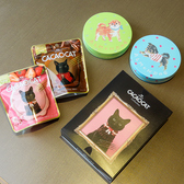 「カカオキャット」のチョコレートをはじめとしたお菓子をお楽しみいただけます。動物がデザインされたかわいらしいパッケージで見た目からご満足いただけるお菓子となっております。