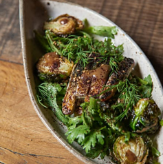 炙り鯖と春菊のサラダ　もろみとバルサミコ