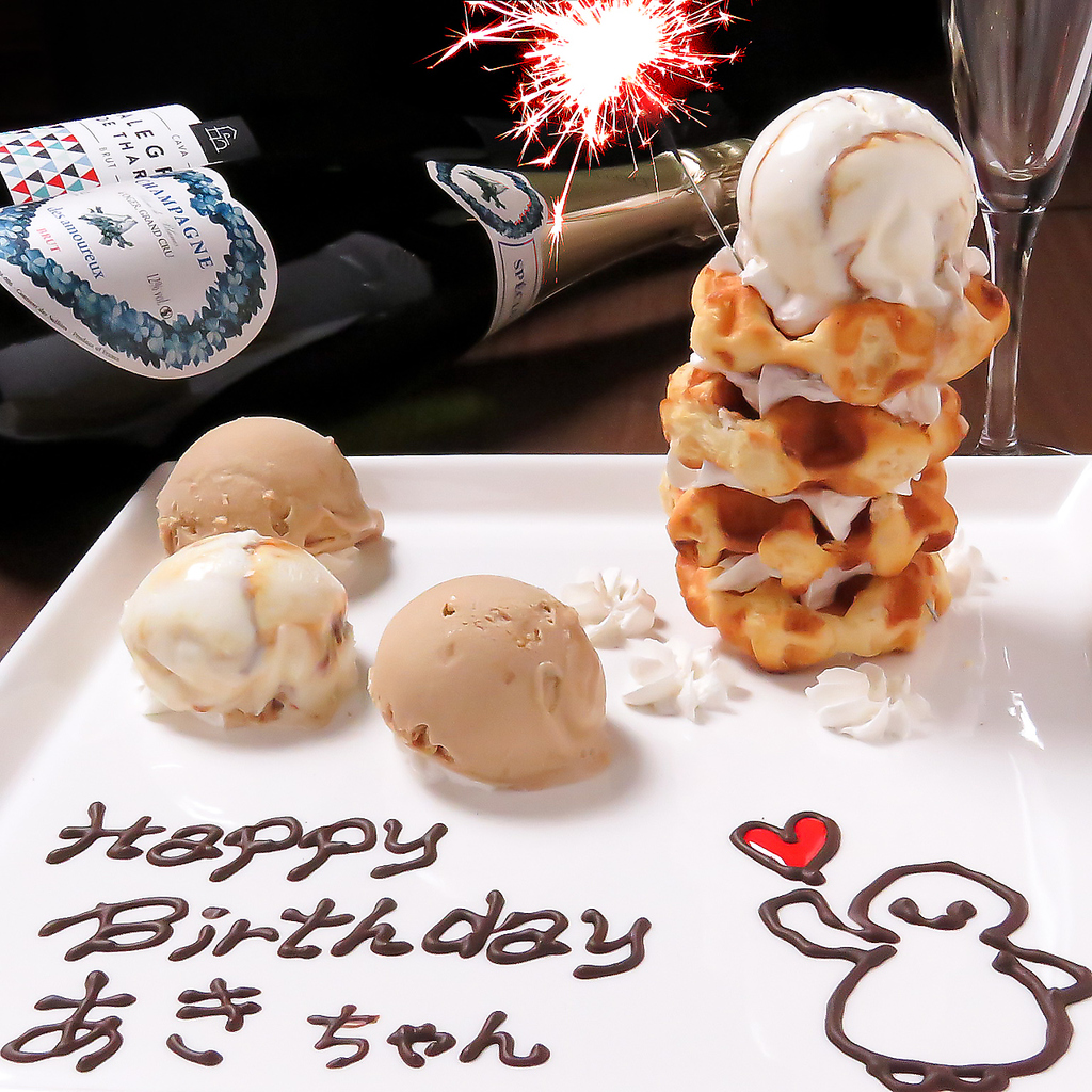 誕生日・記念日や各種宴会に♪人数×385円(税込)でワッフルタワーにメッセージを添えてご用意★