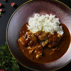 厳選和牛の深いコクを味わう贅沢な特製カレー