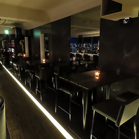 ラグジュアリーなテーブル席とカウンター席◎