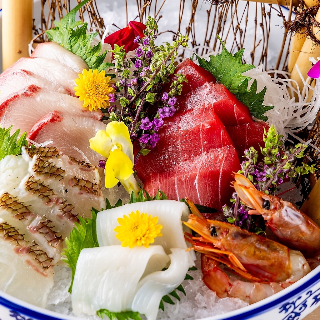 メニューはブリ・赤貝・炙りサーモンなどの単品から、鮮度を活かした刺身まで多数◎