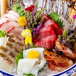 メニューはブリ・赤貝・炙りサーモンなどの単品から、鮮度を活かした刺身まで多数◎